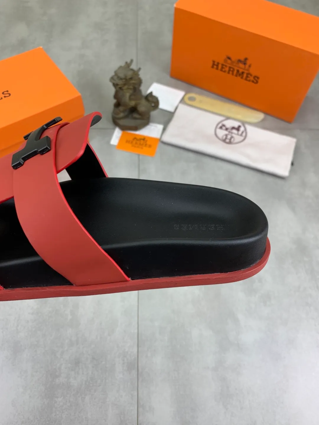 Men's shoes 💰P440 New [HERMES] high-end quality new Hermès slippers, made of imported silk calfskin, wear-resistant and non-slip rubber outsole. Fashionable and elegant code number: 39-44 (38 45 46 customized)